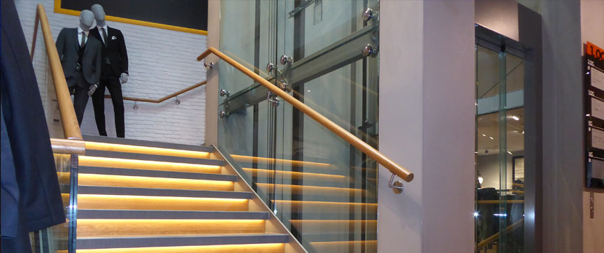 Gläserner Aufzugsschacht